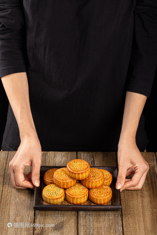 手拿起月饼复古餐盘 摄像服务