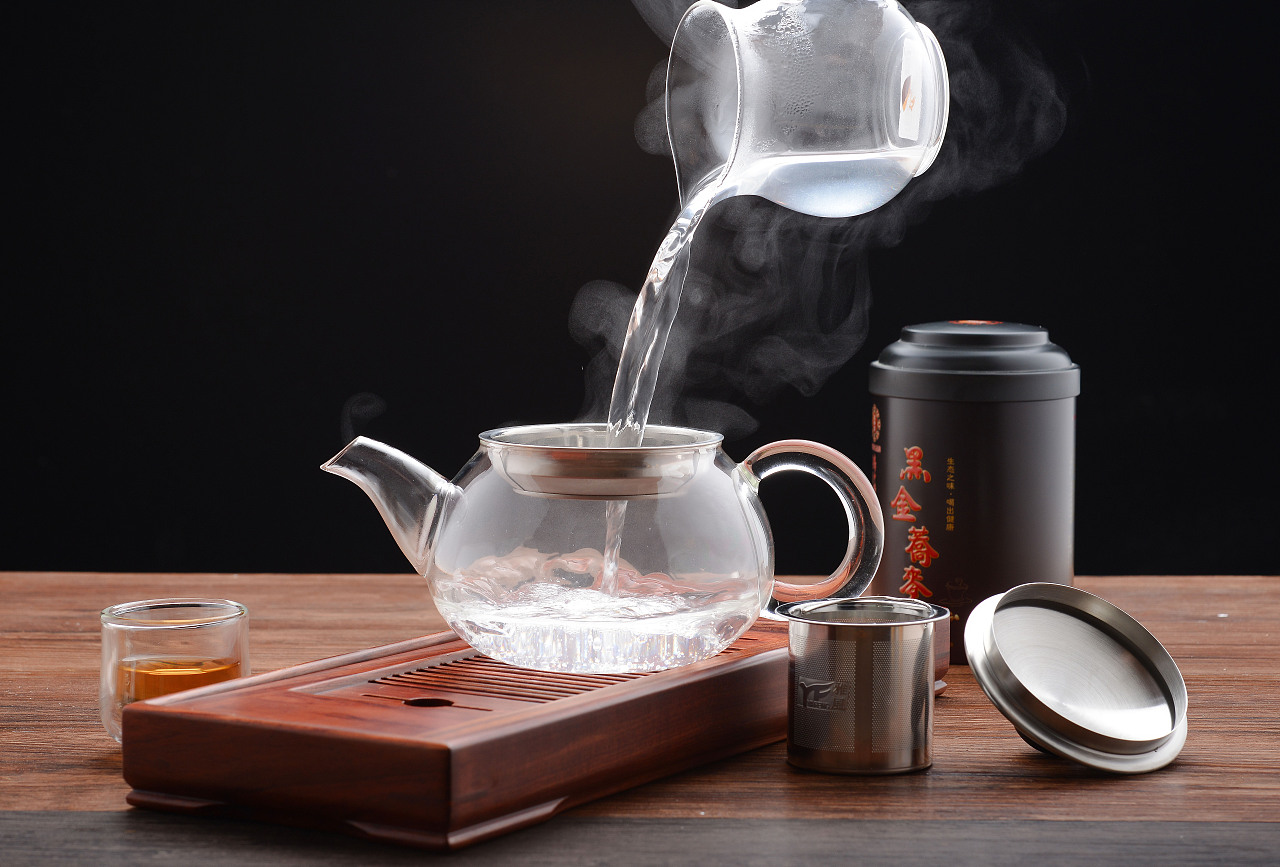 光影艺术中的匠心之作 一组玻璃茶具的市场推广摄影